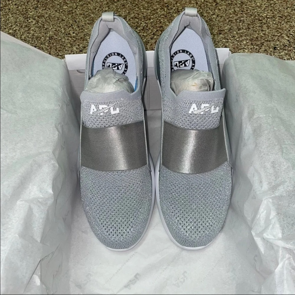 Men Sz 11 APL TECHLOOM BLISS Shoe Slip On Silver